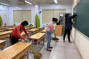 Long Biên: Trường Tiểu học Vũ Xuân Thiều làm vệ sinh chuẩn bị đón học sinh 