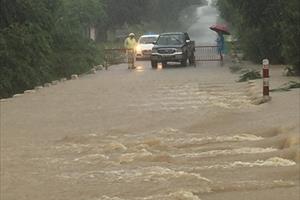 Phú Yên chốt chặn những đoạn đường bị ngập sâu