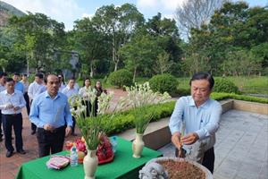 Bộ trưởng Lê Minh Hoan trồng cây lưu niệm tại Khu Di tích Bộ Canh nông