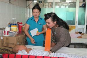 Bộ trưởng Nguyễn Thị Kim Tiến thăm, trao quà cho bệnh nhi ung thư