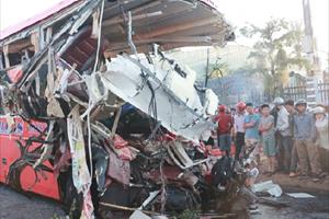 Gia Lai: Hai xe ô tô đối đầu, 11 người chết và hàng chục người khác bị thương nặng