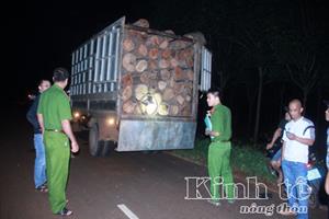 Đắk Lắk: Dân phát hiện nghi xe ô tô chở gỗ lậu, báo nhưng kiểm lâm không đến?