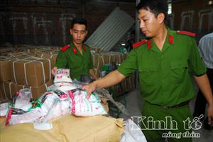 TP. Hồ Chí Minh: Phát hiện hơn 5 tấn đường hóa học và chất tạo ngọt nghi sản xuất trái phép