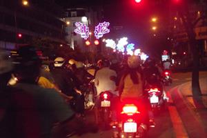 Người dân TP. Hồ Chí Minh đổ về khu trung tâm đón năm mới