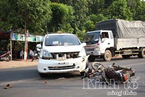 Taxi bất ngờ quay đầu rồi tông xe máy khiến 2 người thương vong