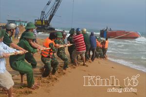 Phú Yên: 9 ngư dân trên tàu cá bị sóng đánh chìm thoát nạn