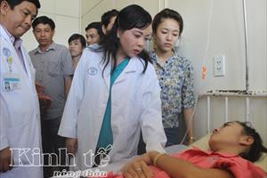 Bộ trưởng Nguyễn Thị Kim Tiến thăm hỏi em Lê Thị Hà Vi đang điều trị tại Bệnh viện Chợ Rẫy TP. Hồ Chí Minh