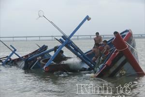 Bình Định: Đưa các ngư dân gặp nạn ngoài khơi vào bờ an toàn