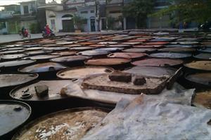 Hải Phòng: Người dân bức xúc vì thùng phuy tràn ra đường