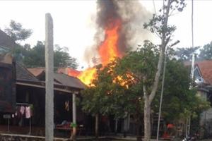 Hà Tĩnh: Lửa bất ngờ bùng cháy tại nhà dân