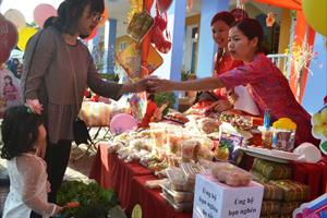 Hà Tĩnh: “Hội chợ xuân” giúp bạn nghèo vui Tết