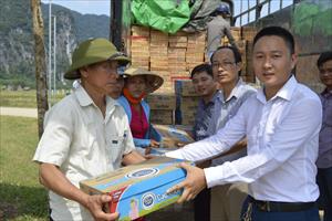 Công ty TNHH New Hope Hà Nội cùng Báo Kinh tế nông thôn trao quà cho nhân dân miền Trung