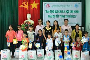 Ngân hàng chính sách Quảng Ngãi trao quà cho học sinh nghèo