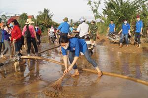 Tuổi trẻ Quảng Ngãi giúp dân khắc phục hậu quả bão lũ