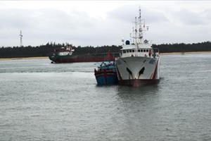 Tàu CSB 2 vượt sóng lớn lai dắt tàu cá ngư dân gặp nạn trên biển