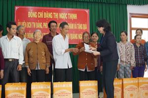 Phó Chủ tịch nước trao quà hỗ trợ bà con vùng lũ Quảng Ngãi