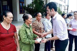 NHCSXH thăm hỏi, tặng quà người dân tỉnh Quảng Bình bị ảnh hưởng bão số 10