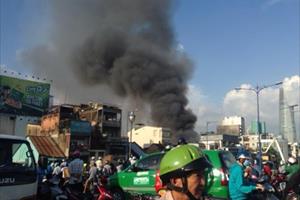 Cháy ở trung tâm TP. Hồ Chí Minh, hàng trăm người tháo chạy