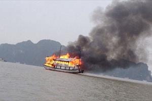 Tàu du lịch chở 25 người trên Vịnh Hạ Long bốc cháy dữ dội