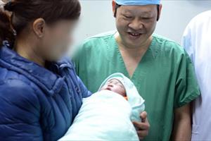 Em bé đầu tiên sinh ra nhờ mang thai hộ nặng 3,6kg