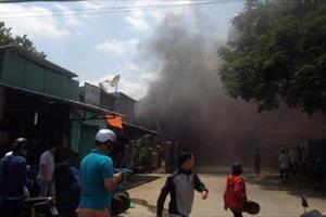 Lửa bốc cháy ngùn ngụt tại chợ Hóa An - Biên Hòa