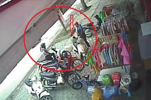 Camera ghi lại cảnh đôi nam nữ mở cốp xe trộm tài sản trong 3 giây