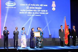 Chủ tịch Quốc hội Nguyễn Thị Kim Ngân trao Huân chương cho Vinamilk