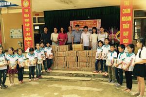 Báo Kinh tế nông thôn tặng 10.000 quyển vở cho học sinh vùng lũ Hương Khê