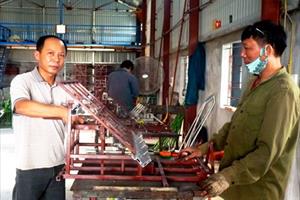 Anh nông dân Thái Bình chế tạo máy cấy lúa không động cơ