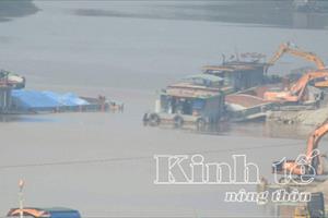 “Cát tặc” đục khoét lòng sông Hồng: Cầu Thăng Long bị đe dọa