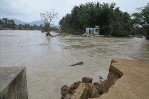Tình trạng ngập lụt diện rộng vẫn diễn ra ở miền Trung