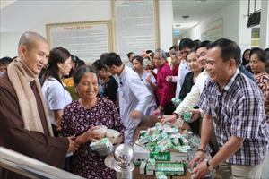 Trao 700 suất cháo cho bệnh nhân nghèo Hà Tĩnh
