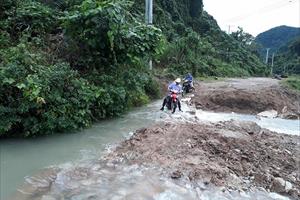 Nhiều tuyến đường ở Nghệ An bị sạt lở nghiêm trọng