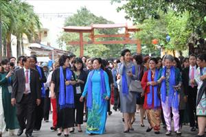 Phu nhân, phu quân lãnh đạo các nền kinh tế APEC thăm quan phố cổ Hội An