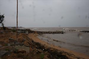 Công điện khẩn ứng phó bão số 12 đang đổ bộ vào Nam Trung Bộ