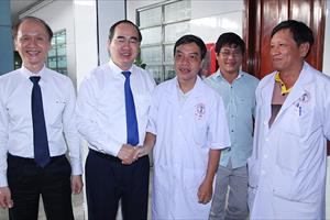 Chủ tịch MTTQ Việt Nam thăm, chúc mừng các thầy thuốc tại TPHCM