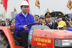 Chủ tịch nước lái máy cày trong Lễ hội Tịch Điền