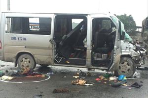 Hà Nam: Xe 16 chỗ đi đám cưới bị xe tải đâm, nhiều người thương vong