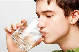 Điều gì sẽ xảy ra nếu bạn uống quá nhiều hoặc quá ít nước?