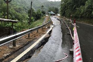 Thanh Hóa: Sau mưa bão, Quốc lộ 217 bị nứt nghiêm trọng