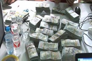 Vận chuyển lậu gần 1 triệu USD vào Việt Nam