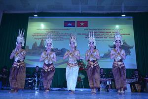 Đoàn nghệ thuật Quân đội Hoàng gia Campuchia biểu diễn tại Sư đoàn 9