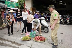 Hà Nội cấm bán hoa quả lòng đường, vỉa hè ở nội thành