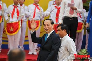 Chủ tịch nước Trần Đại Quang tươi cười chào mừng học sinh năm học mới