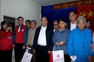 Thủ tướng tặng quà Tết cho đồng bào vùng thiên tai Phú Yên