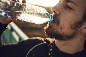 Dấu hiệu cảnh báo cơ thể mất nước dù không hề khát
