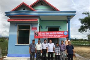 Công đoàn Agribank Khánh Hòa trao tặng nhà tình thương cho hộ nghèo