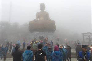 Hàng vạn du khách hành hương về miền đất Phật Yên Tử