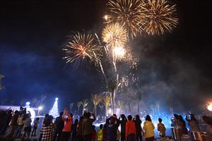 2.000 du khách đón năm mới với pháo hoa bên bờ biển FLC Sầm Sơn