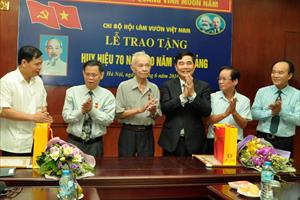 Chi bộ Hội Làm vườn Việt Nam tổ chức Lễ trao tặng Huy hiệu 70 năm, 50 năm tuổi Đảng